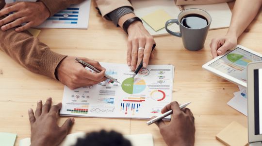 Equipe analisando estratégias de vendas